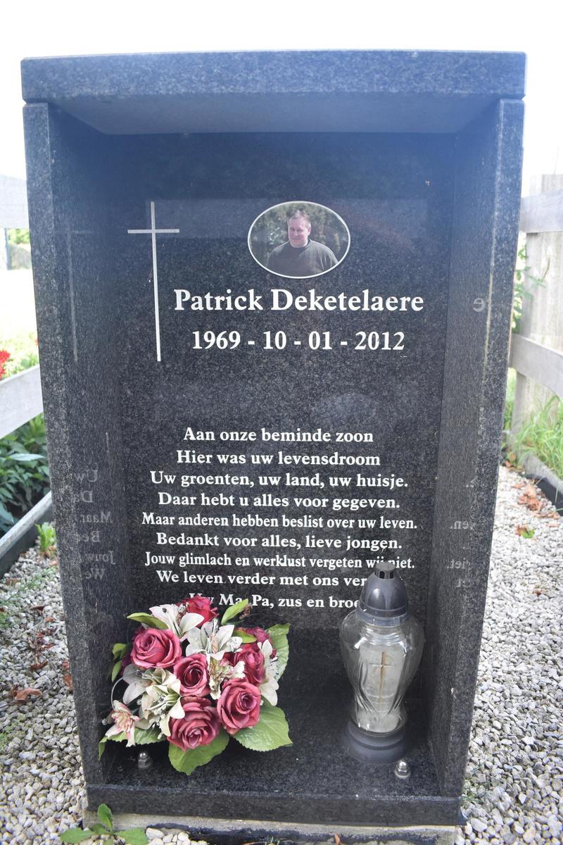 Naast het moordhuis lieten de ouders van Patrick een gedenksteen oprichten. (LK)
