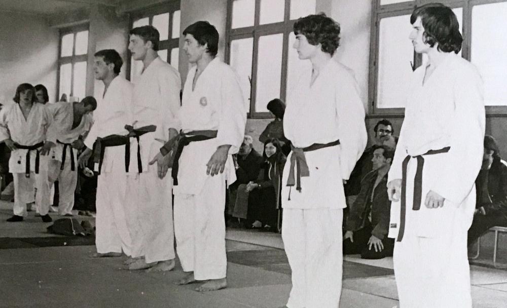 We zien een ploeg van Ostend Judo Club met v.l.n.r. Jacques Martens, Robert Van de Walle, Ivan Vanhove, Hugo Peene en Daniël Dejonghe in hun jonge jaren.