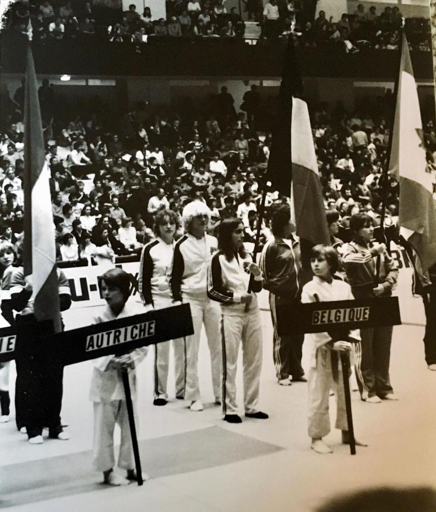 Dalila Sterckx als vlaggendrager op het wereldkampioenschap in Parijs in 1982.