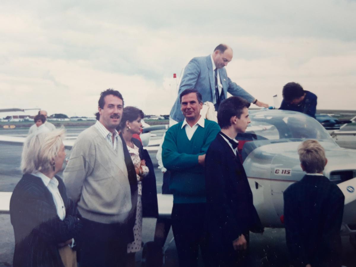 Uit de jaren tachtig: de doop van vliegtuig Grob met als peter Don. (gf)