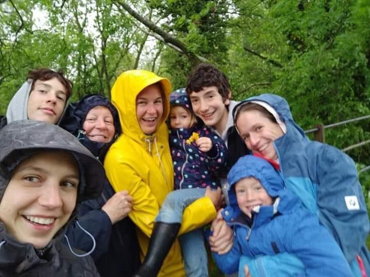 Niet de hele familie van Mirene Dubaere (derde van links, met de blauwe kap) maar toch een groot deel. Hier op reis in het regenachtige Engeland.