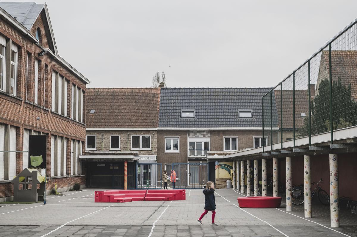 Een surreëel beeld op maandagochtend, 8 uur: de speelplaats van de Vrije Scholen Sint-Michiel is leeg.