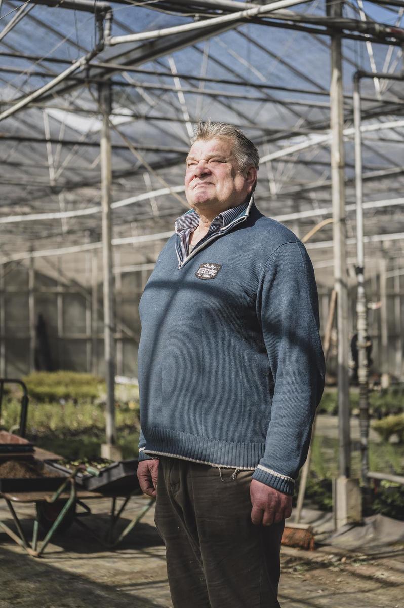 Ghislain in zijn serre achter de winkel aan de Pottelberg.