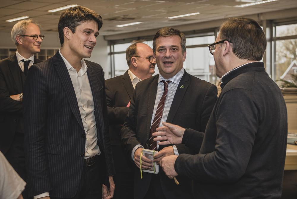 Minister Dalle en burgemeester Declercq in gesprek met opiniërend hoofdredacteur Jan Gheysen.
