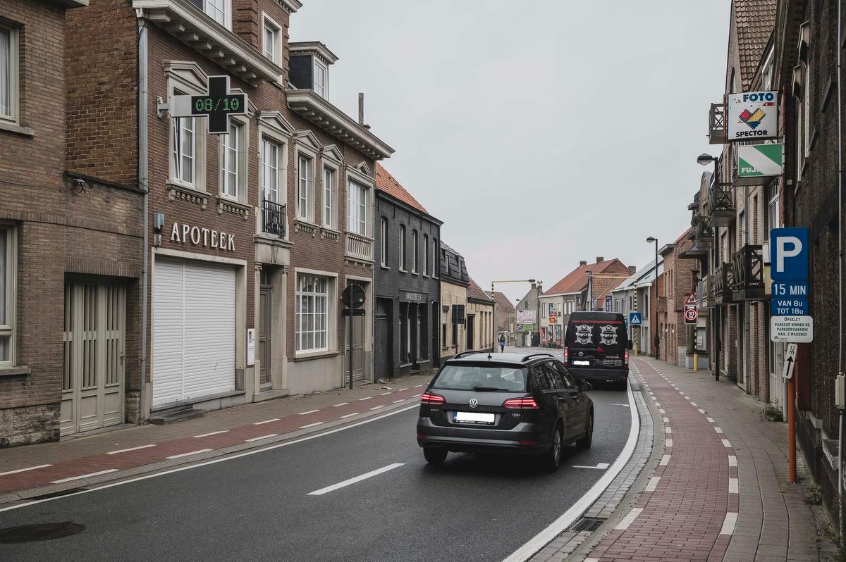 De Kerkstraat is een van de drie straten waar woningen zouden moeten wijken voor een bredere weg. In totaal zijn 54 woningen bedreigd met onteigening.