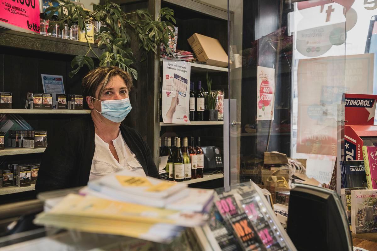 Anja Vanheuverbeke in krantenwinkel 't Cursiefje. Al 23 jaar baat ze haar eigen zaak uit.
