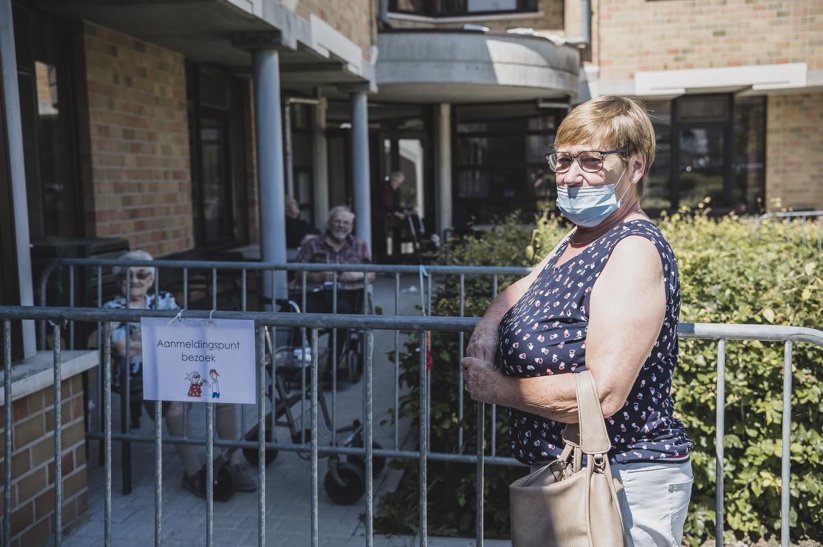 Cecile Vanheenberghe (70) bezoekt haar 98-jarige moeder Maria in het woonzorgcentrum.