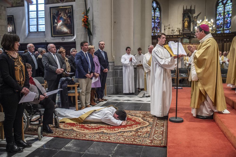 Tijdens de litanie van de heiligen lag kandidaat-priester Birger met het gezicht naar de grond gericht.