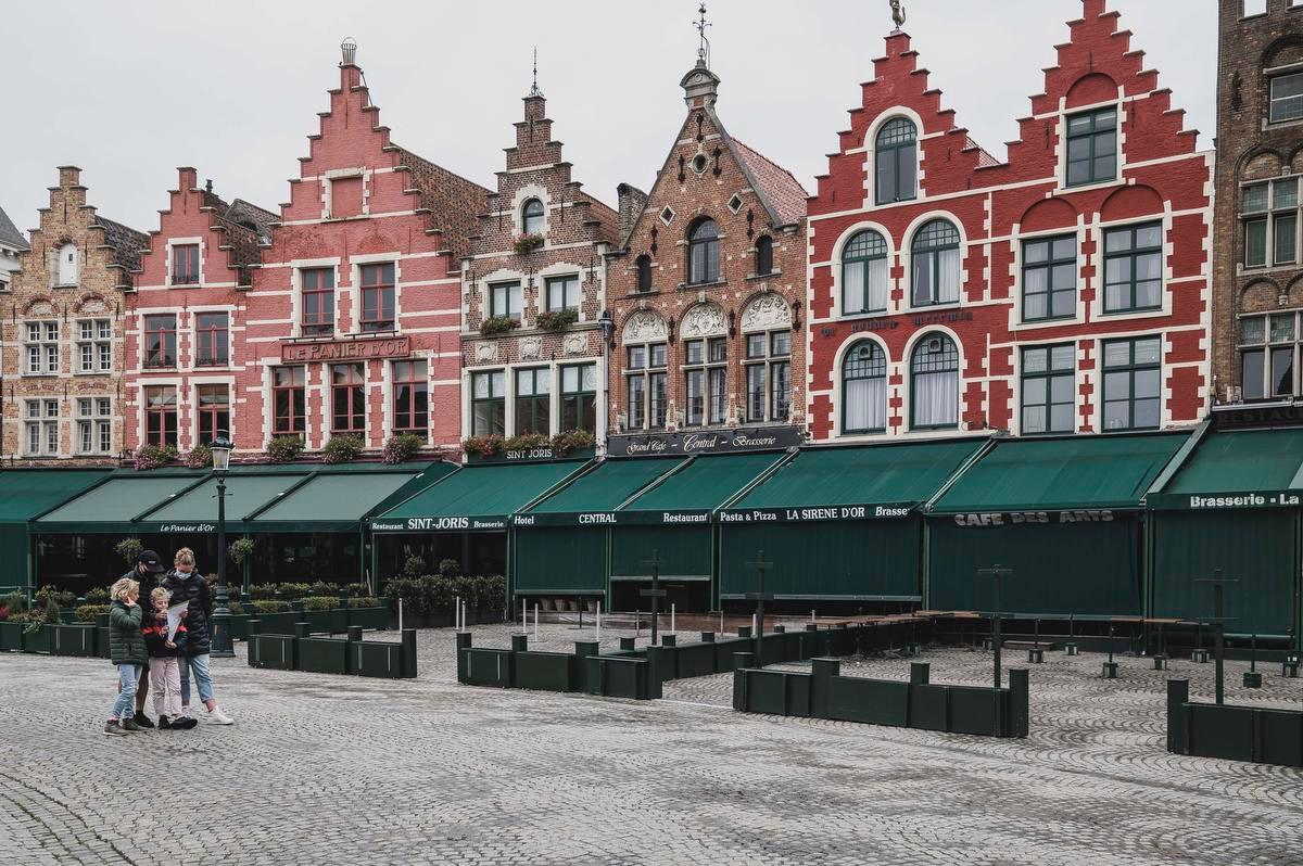 Gesloten horecazaken op de Markt van Brugge.