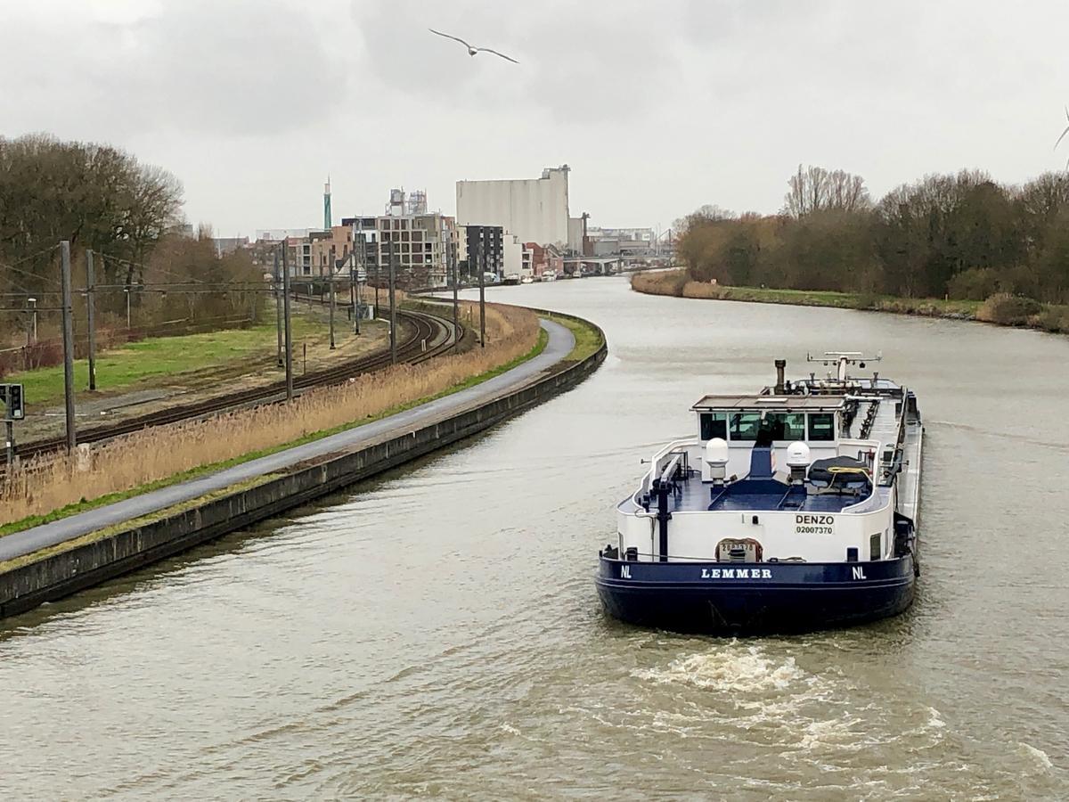 Het kanaal Roeselare-Leie.