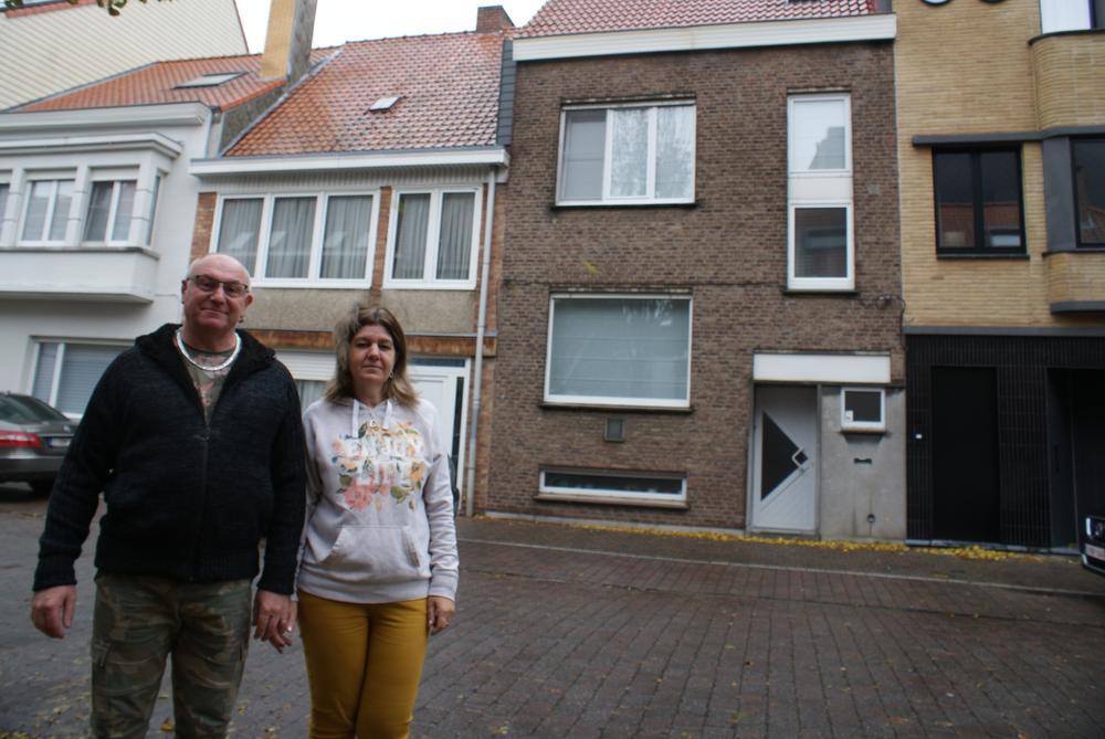 Patrick Tourlemain en Diane Beutels naast hun woning in de Vuurtorenwijk.