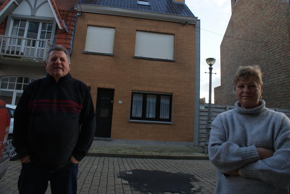 Philippe De Clercq en Connie Desmedt voor hun woning van architect Eysselinck in de Wierenstraat.