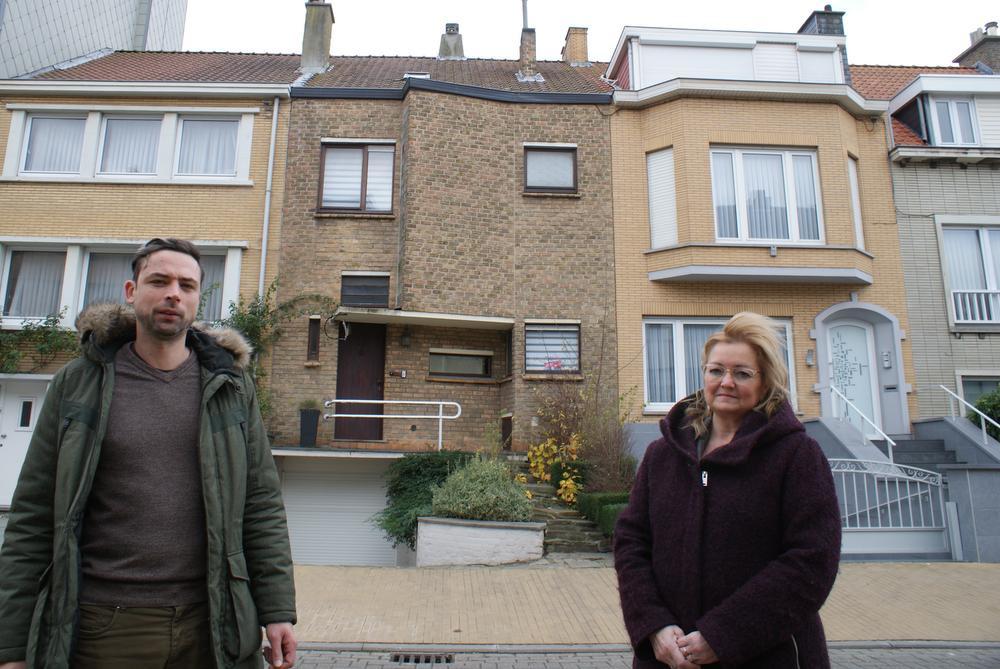 Kenny Dupon en Cathérine van den Kieboom voor hun woning De Wispelaere.