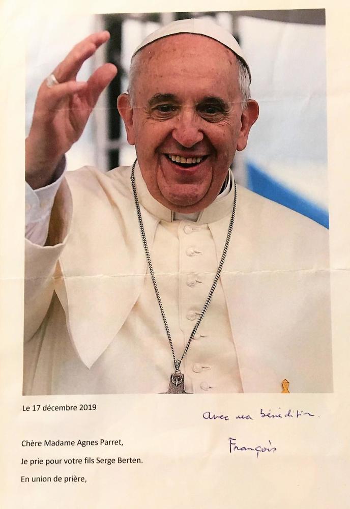 De foto van paus Franciscus met een gedrukte opdracht voor moeder Agnes en waarop de paus - in het Frans - met de hand bijschreef 'Met mijn zegen. Franciscus'.