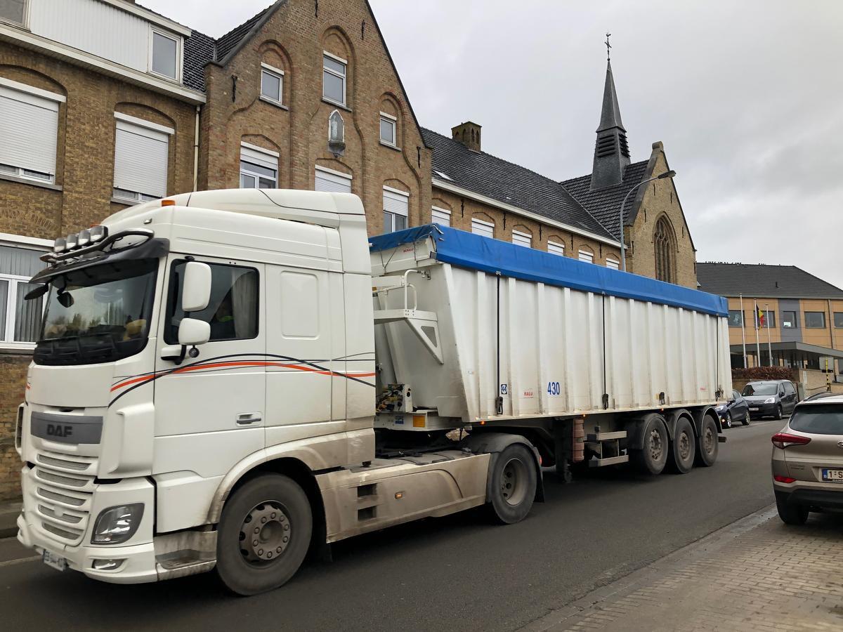 Het wemelt van de vrachtwagens van Clarebout in Heuvelland