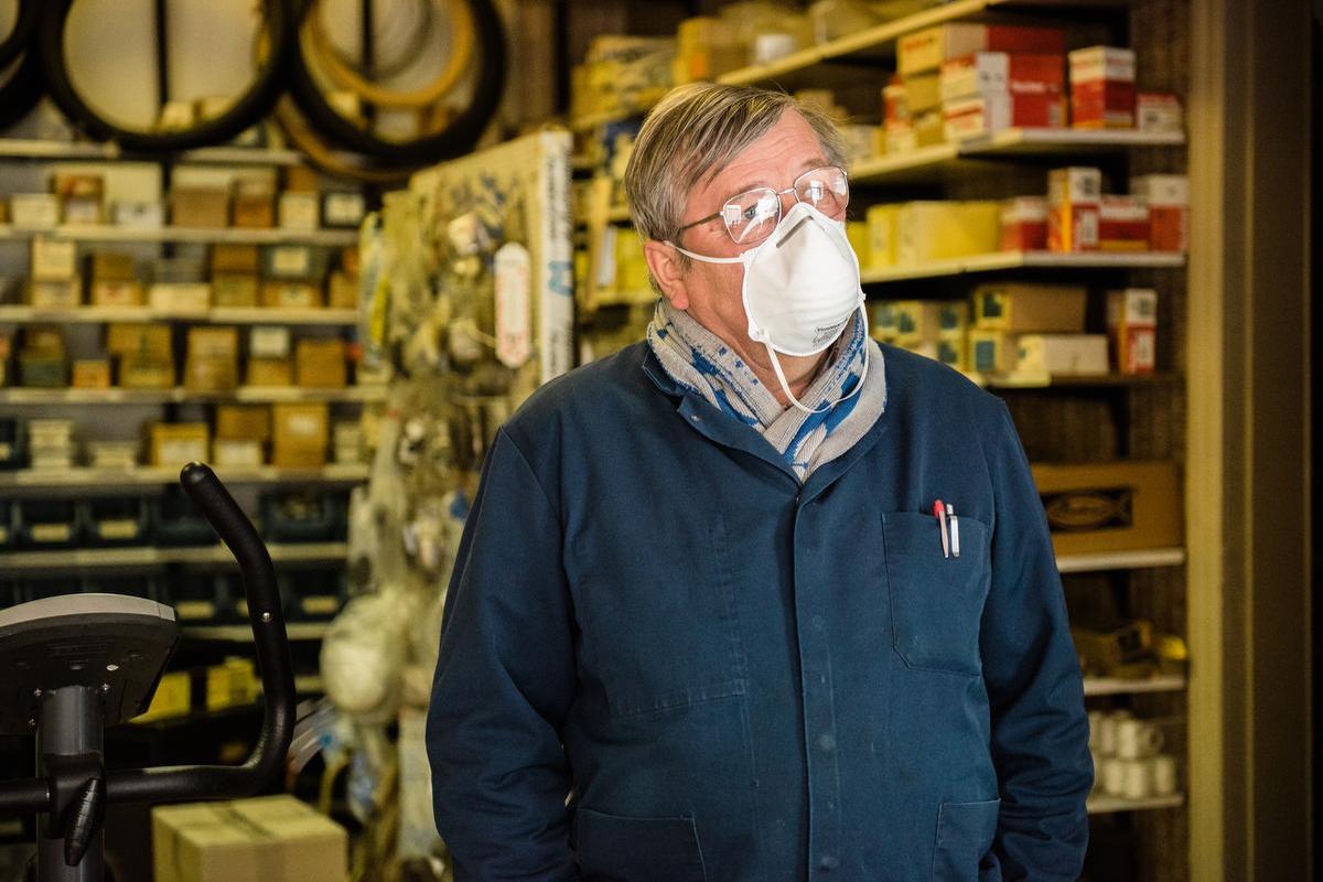 Antoon Vanhecke staat in zijn fietswinkel met een mondkapje op. 