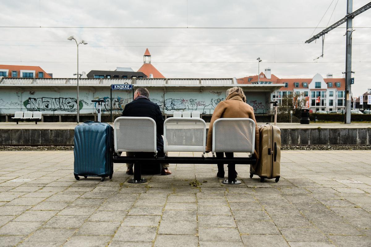 Op het perron in Knokke zitten twee mensen te wachten op elkaar, op veilige afstand.