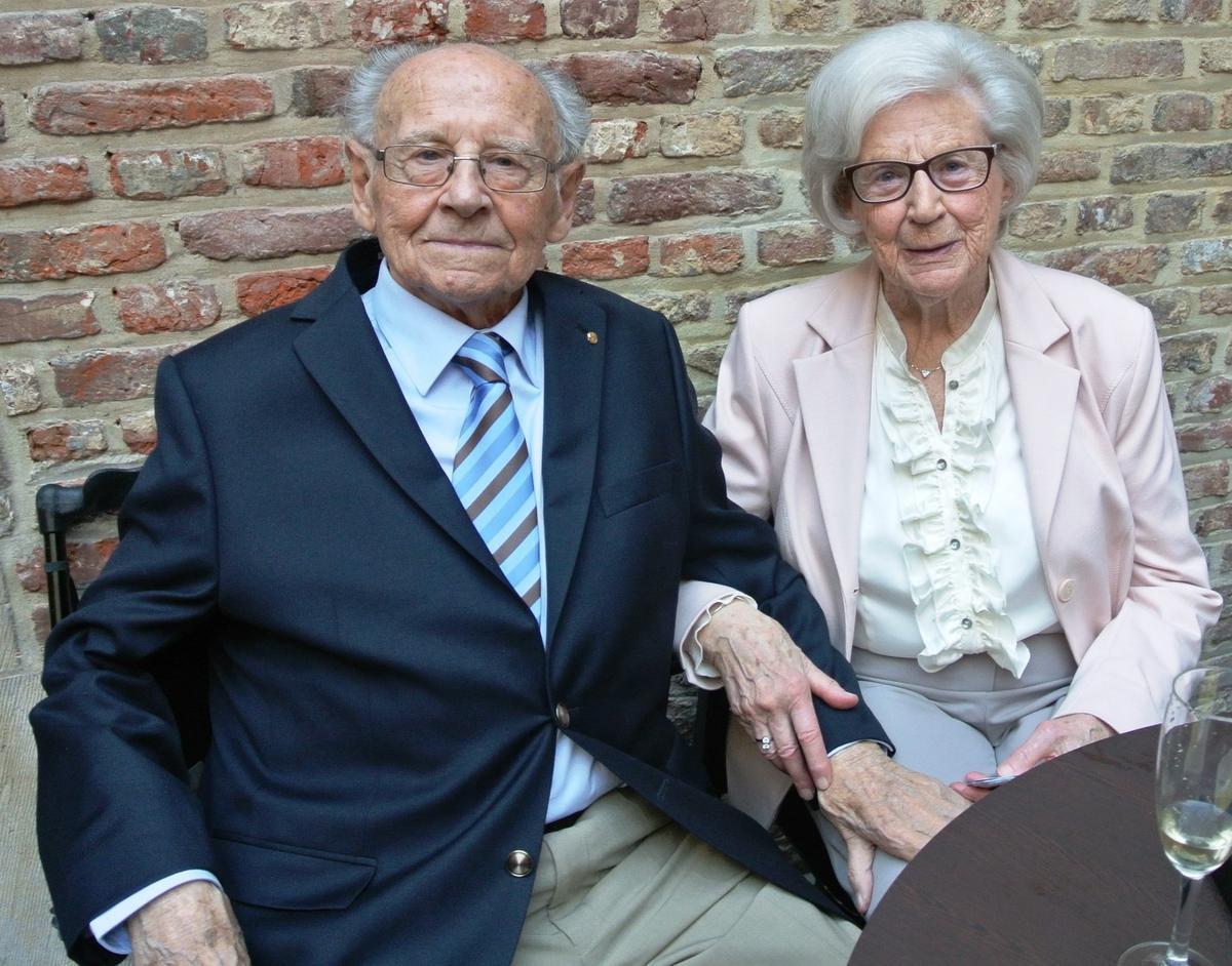 Bert Dewilde en echtgenote Jo bij hun briljanten huwelijksjubileum.