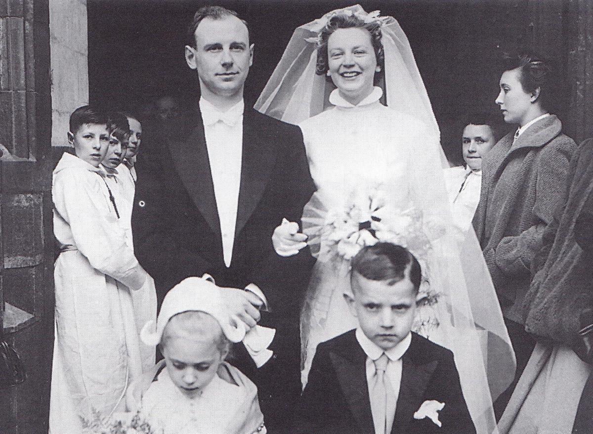 Bert en Jo bij hun huwelijk in de Sint-Maartenskerk in 1953. Tussen de paasfoorattracties moesten ze zich een weg banen naar de kerk. Koorknapen van het Sint-Jozefinstituut vormden een erehaag voor hun leraar.
