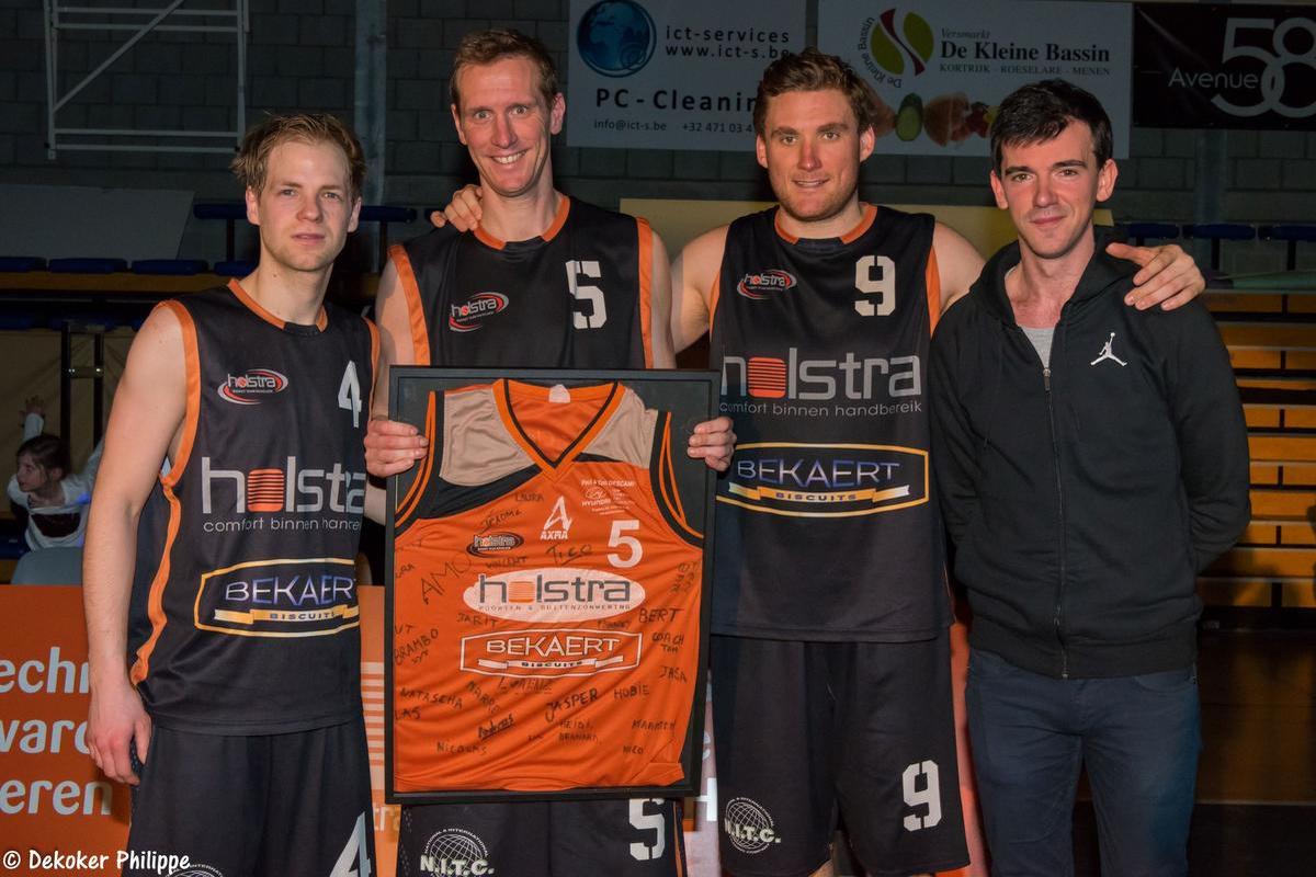 Deze foto dateert van bijna drie jaar geleden. In De Schelp in Wevelgem werden clubiconen Tom Van De Keere, Jérome Vandenberghe en Bert Wyseur gehuldigd voor hun meer dan tien jaar dienst. Ook van Jasper Velghe, ook op de foto, werd toen afscheid genomen.