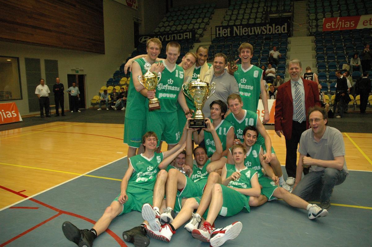 Op 12 mei 2007 wint Power Wevelgem tegen Hasselt zijn tweede opeenvolgende Beker van Vlaanderen. Een jaar later zou Power in Kortrijk de beker voor een derde opeenvolgende keer winnen. Ditmaal tegen Falco Gent. Een aantal maanden later ging de club failliet. Op de foto zien we de toen 16-jarige Robbe Naudts, 19-jarige Jérome Vandenberghe en 21-jarige Stan Naudts (nu allen Kortrijk Spurs). Ook Brecht Guillemyn (nu Waregem One) glundert.