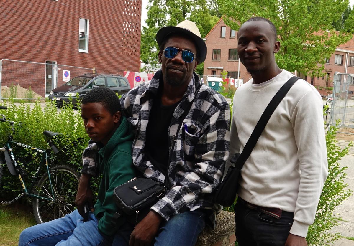 Emmanuel Nsanzimana (midden) samen met zijn zoon Floribert en Julien, een goede vriend van Norbert.