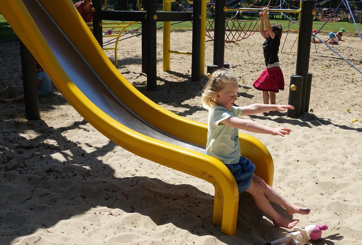 Lily Sustronck leeft zich uit op de glijbaan. (Foto Annelies Nollet)