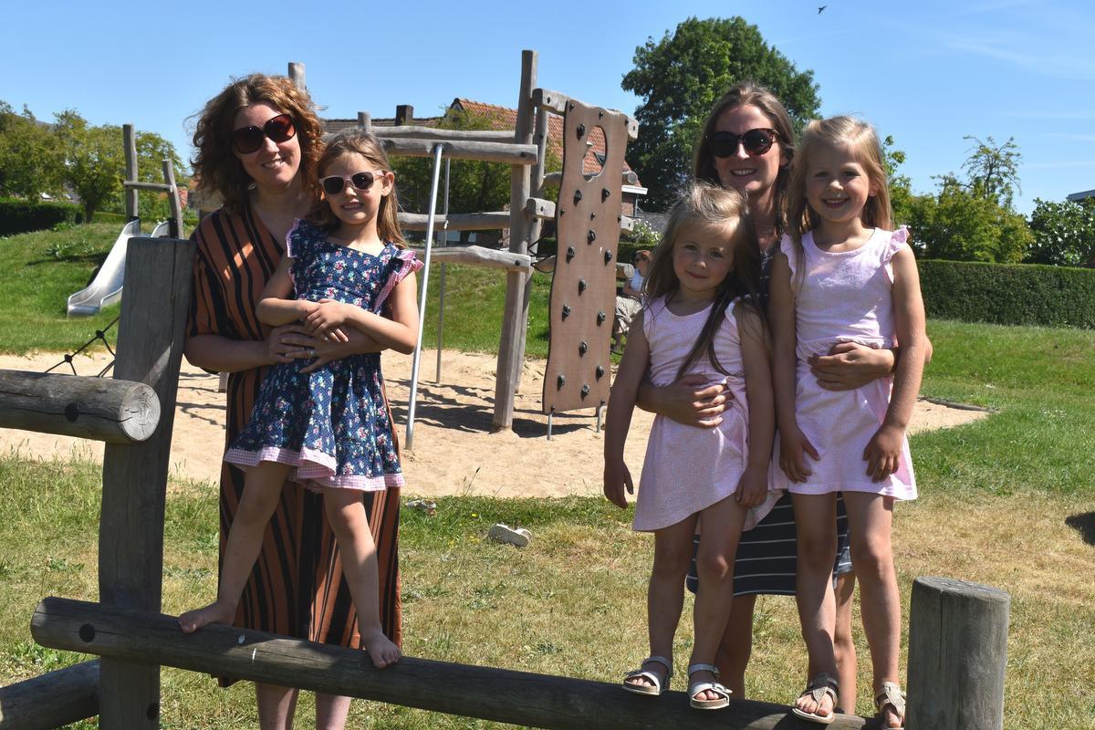 Rebecca Feys en Liesbet Bryon trokken met hun kinderen naar speelplein De Ster in Ieper. (Foto EG)