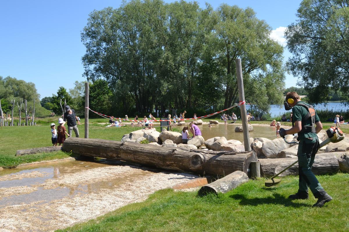 De rode linten wapperden woensdag nog in de wind. (Foto MVD)