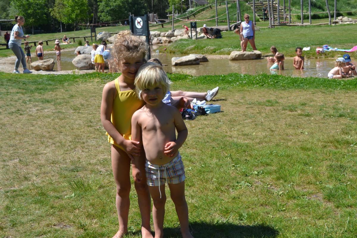 Viggo en Mollie Baert waren erop gevierd om met velen te genieten van het mooie speelplein in de Gavers. (Foto MVD)