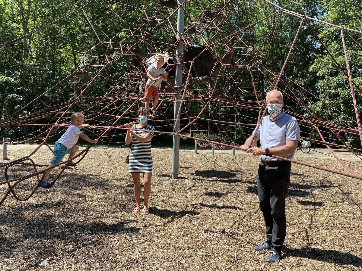 Gus en Kamiel zijn blij dat ze eindelijk terug kunnen spelen. Verder op de foto: mama Lise en schepen Bart Plasschaert. (Foto Jeffrey Roos)