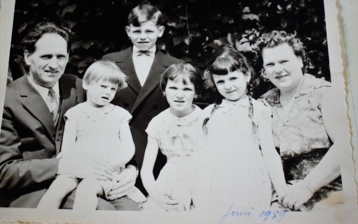 Meester Henri Cardoen met zijn vrouw Marie-Thérèse Poot en het kroostrijk gezin met zoon Dirk Cardoen en de dochters Mieke, Christine en Lutgart. (foto ZB)
