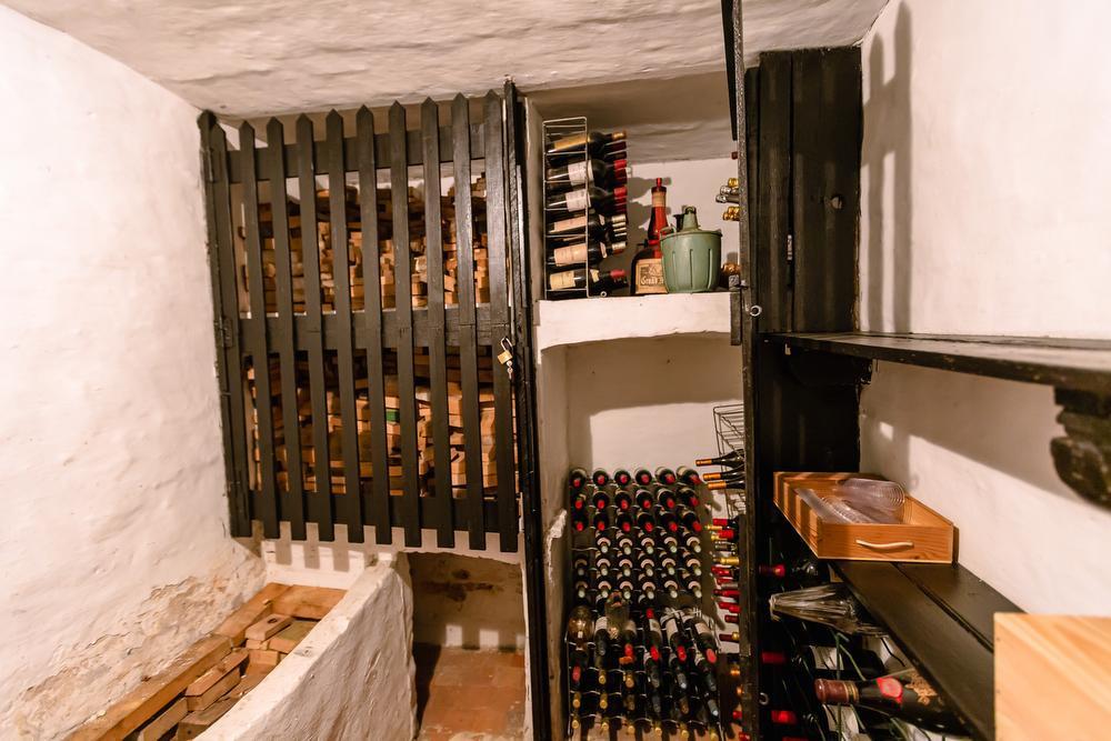In deze wijnkelder liggen wijnen uit lang vervlogen tijden.