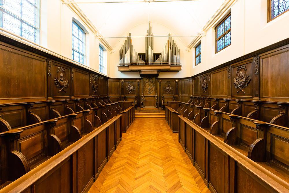 De kerk, met orgel en houten banken voor het zusterkoor.