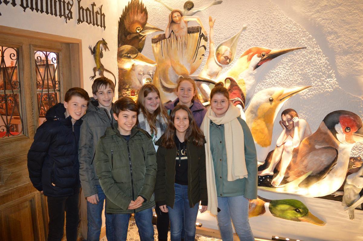 Een klas 14-jarige leerlingen van het Sint-Franciscus Xaveriusinstituut, vlakbij het musea, mocht een deel van de les Frans overslaan om eens een kijkje te gaan nemen.