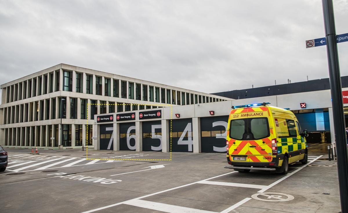 De laatste drie poorten, hier omkadert met een gele stippenlijn, kunnen omgevormd worden tot een veldhospitaal in geval van nood. We denken hierbij bijvoorbeeld aan grootschalige ongevallen met veel patiënten of andere.