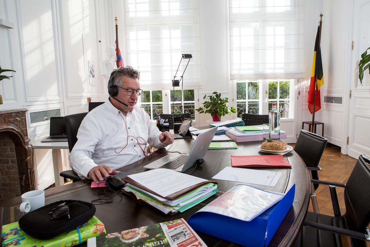 Burgemeester Dirk De fauw in zijn bureau tijdens de digitale gemeenteraad vorige week.