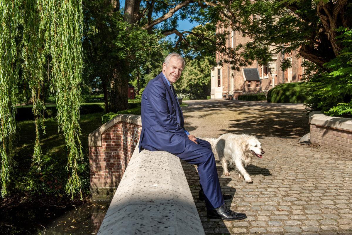Minister van Staat Yves Leterme met de hond van het kasteel: 