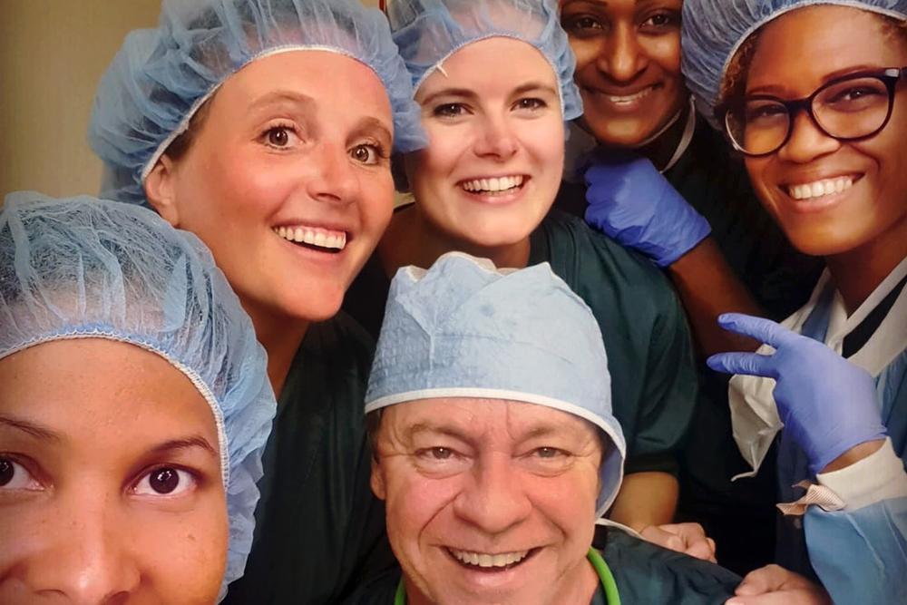 Linksboven Silke Flahou (34) met een aantal van haar collega's in het operatiekwartier.