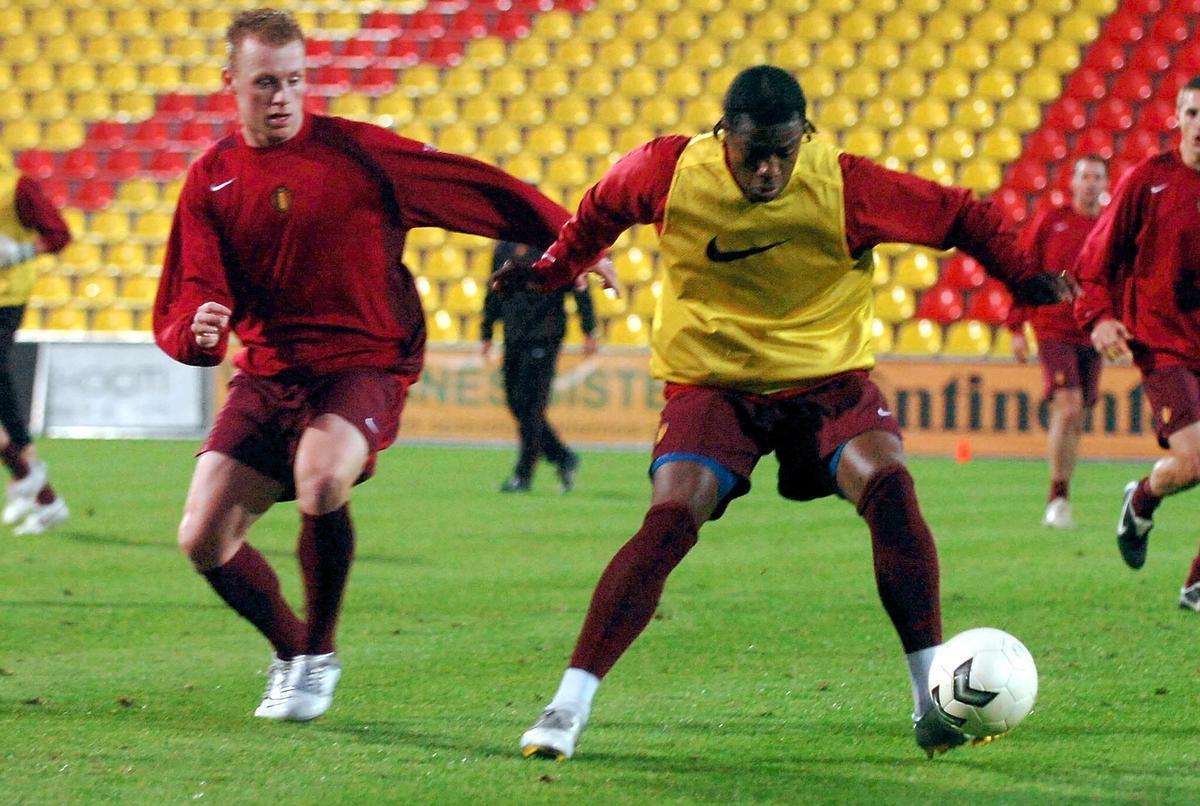 Birger Maertens, hier in duel met Emile Mpenza tijdens een oefensessie in Vilnius, kijkt met plezier terug op 12 oktober 2005, de dag waarop hij z'n eerste en enige cap veroverde bij de nationale ploeg. (foto Belga)