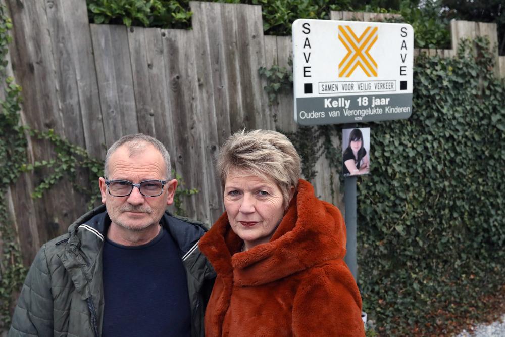 Frank Mortier met zijn huidige vrouw Nancy Callewaert bij het Save-bord in de Rijselstraat.