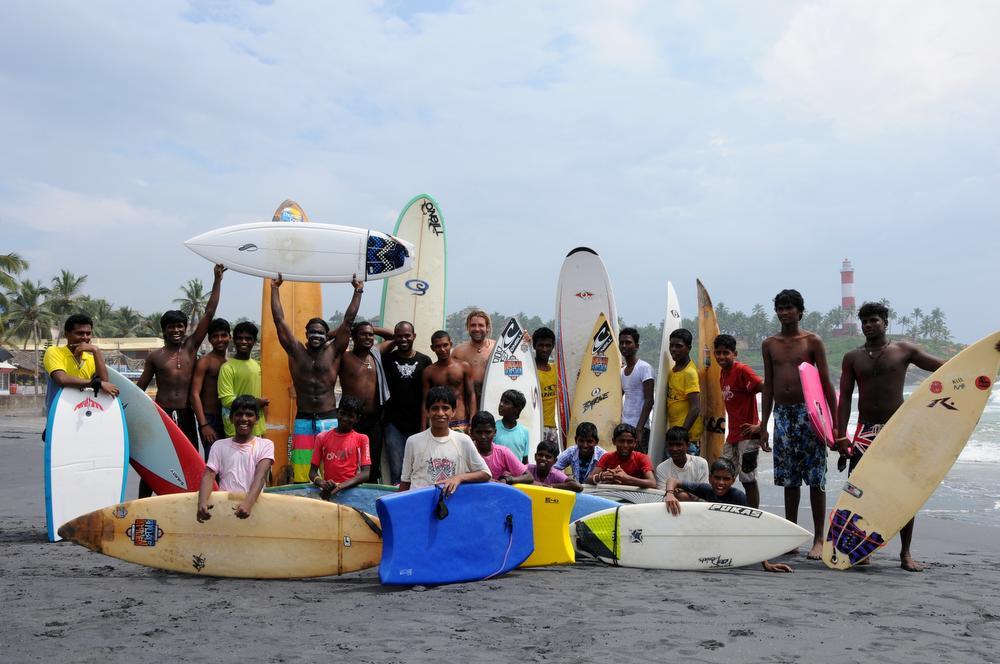 Jelle Rigole (centraal) runt in India een surfclub voor kansarme jongeren.