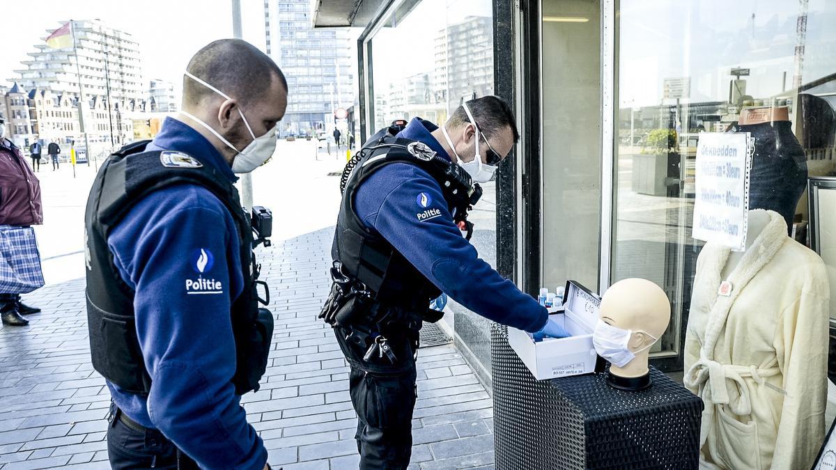 Helden van Hier: Corona volgt hulpverleners, zorgverstrekkers en experten, maar ook politiemensen, zoals hier in Oostende. (foto VTM)