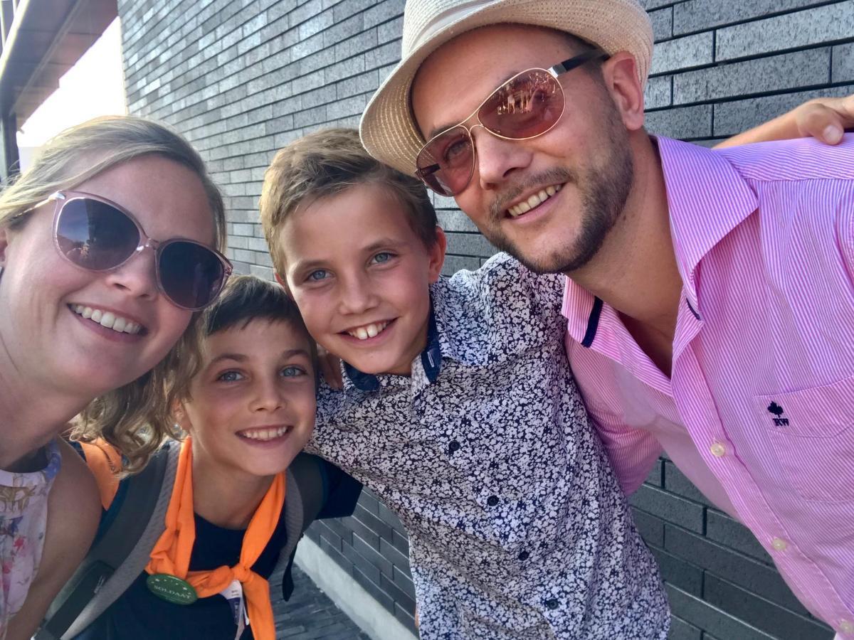 De familie Noseda weten niet of de kleren nog zullen passen.