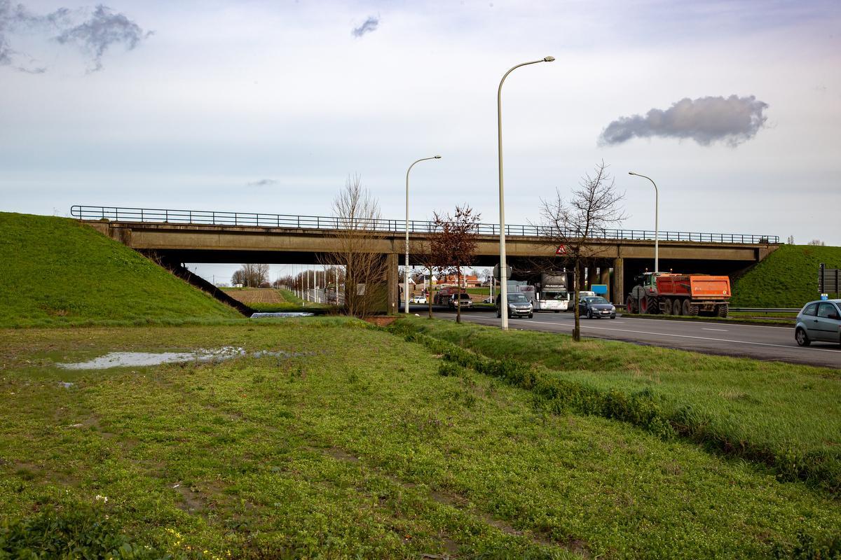 Deze brug boven de Noorderring wordt nooit gebruikt. De A19 eindigt enkele meters eerder.