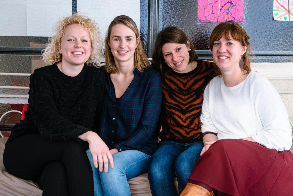 De vroedvrouwen van De Oever, die het eerste geboortehuis van West- en Oost-Vlaanderen openen: Minke Siesling, Yakina Putman, Emma Coppenolle en Sofie Ommeslagh.