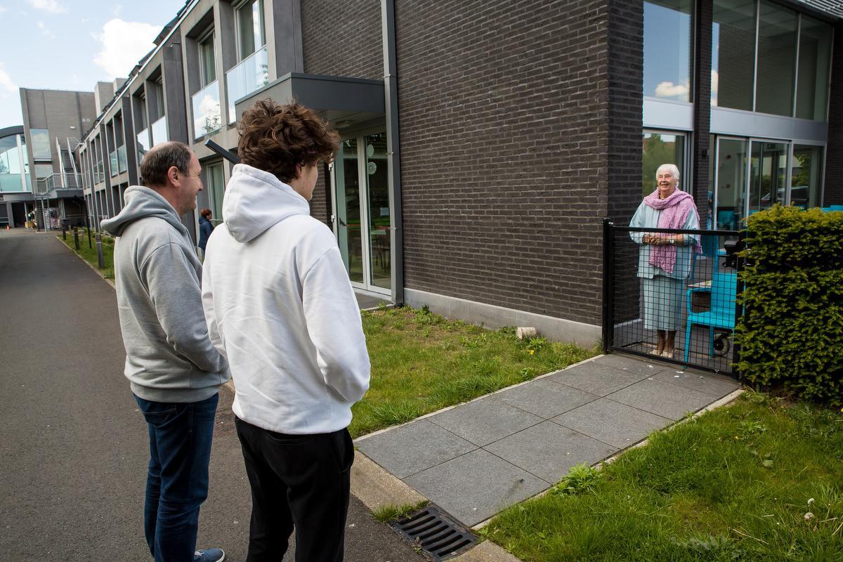 Yvette van den Kieboom kan vanop het terras met haar zoon Gwen Engels met kleinzoon Gilles spreken. (foto Davy Coghe)