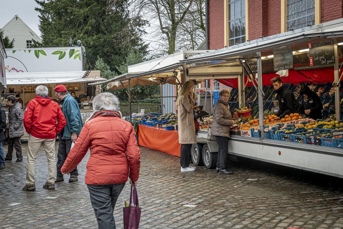 Op de wekelijkse vrijdagmarkt houden de Ruiseledenaren de lippen stevig op elkaar.