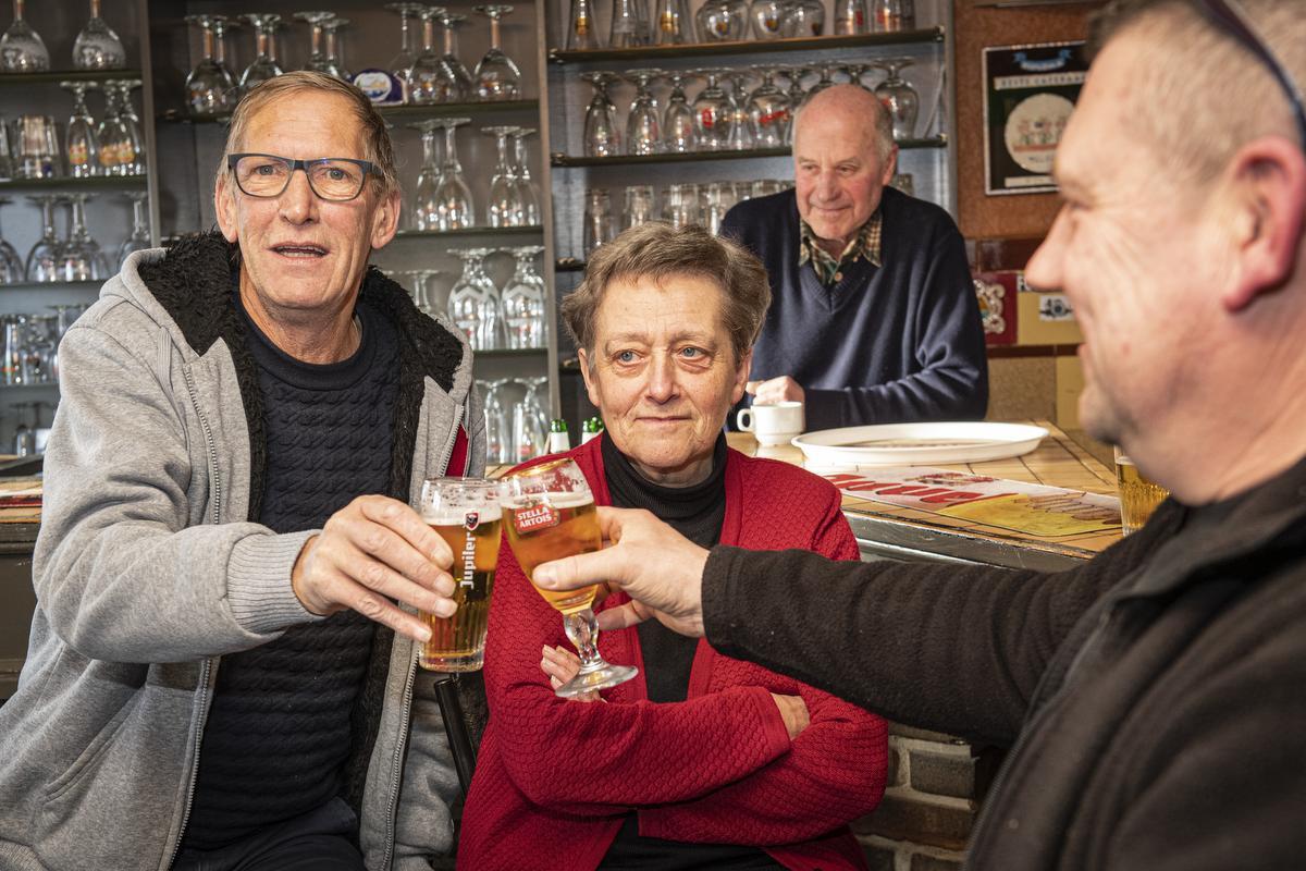 VIDEO Na Tournée Minérale: het goedkoopste café van Vlaanderen ligt in Staden