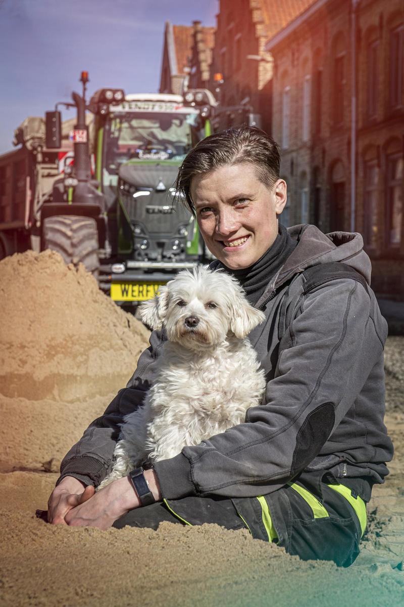 Evelien Hillewaere, met haar hondje Zora, dat haar ook op het werk op de voet volgt.